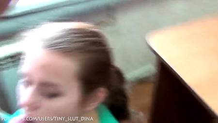 Няшная телочка отсасывает на коленках большой хер русского пацана