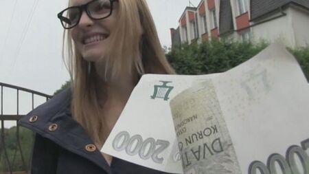 Знакомство с блондинкой привело к сексу в автомобиле