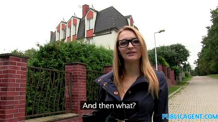 Знакомство с блондинкой привело к сексу в автомобиле