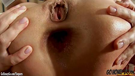 Парень вонзил толстый пенис в узкую попку блондинки