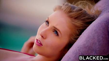 Белая сучка раздвинула ножки перед черным любовником