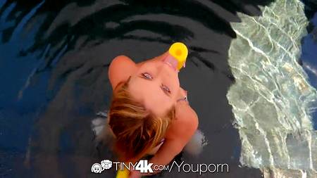 Парень вылизывает очко своей подруге