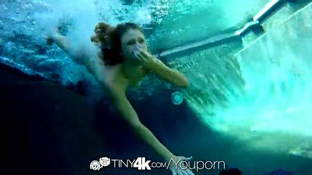 Парень вылизывает очко своей подруге