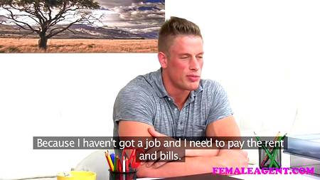 Спортивного телосложения парень показал сучке как он работает членом