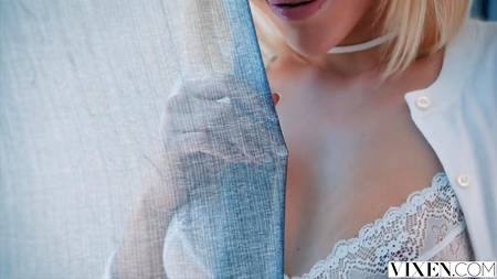 Незабываемой красоты блондинка захотела утренний секс