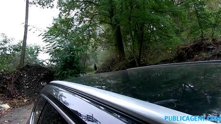 Девушка не смогла устоять перед легким и очень приятным заработком