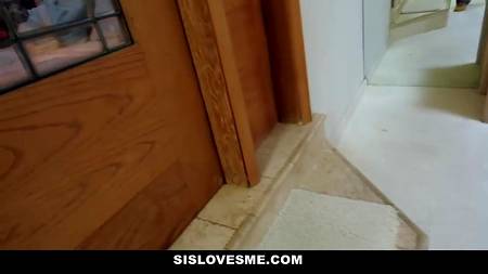 Молодая пара снимает видеокамерой жаркий секс по всему дому