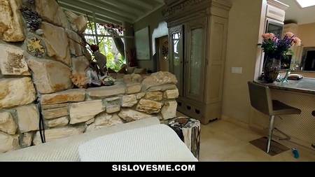 Молодая пара снимает видеокамерой жаркий секс по всему дому