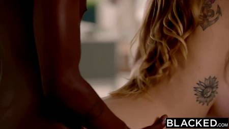 Чернокожий самец вертит на хую белую деваху