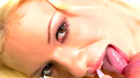 Знойная медсестричка не может оторваться от минета