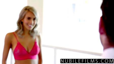 Худенькая блондинка размазывает сперму по своим сиськам