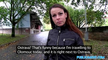 Мужик натягивает на член шикарную телку в своем авто