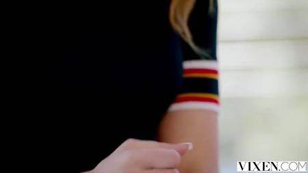 Длинноногая красотка соблазнила парня своей сестры