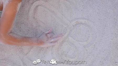 Gina Valentina уговорила парня трахнуть ее на пляже