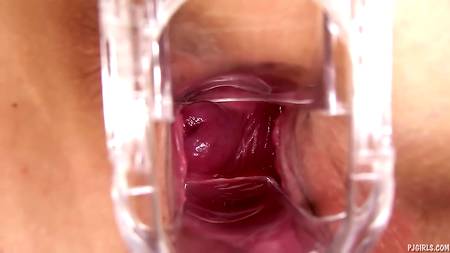 Расставила ножки и трахнула себя в пизду разными секс игрушками