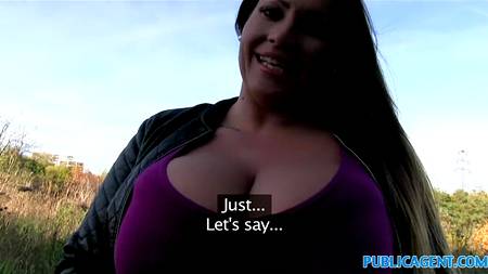 Отымел на улице между массивных сисек зрелую тетку