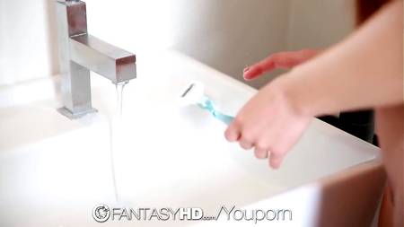 Девушка сладко стонет от большого члена