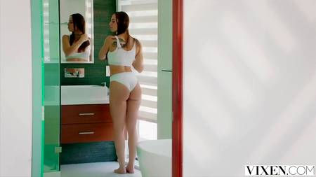 Длинноногая брюнетка соблазнила парня