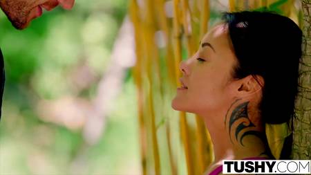 Мускулистый мужчина предоставил азиатке желанный оргазм