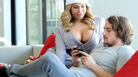 Грудастая сучка познала в постели сына своего мужа