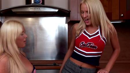 Две лесбиянки активно трахают друг друга в попу толстым дилдо