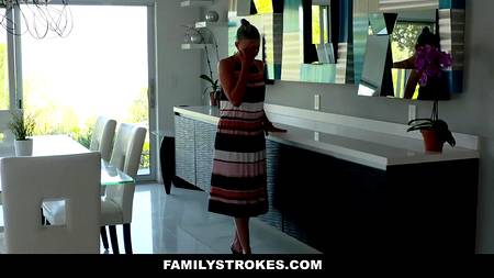 Светловолосая красотка соблазнила парня своей подруги