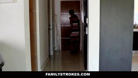 Светловолосая красотка соблазнила парня своей подруги