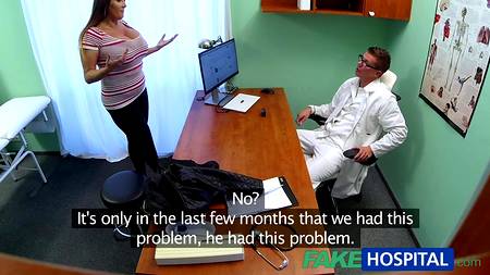 Пышногрудая брюнетка отдалась в кабинете молодого врача