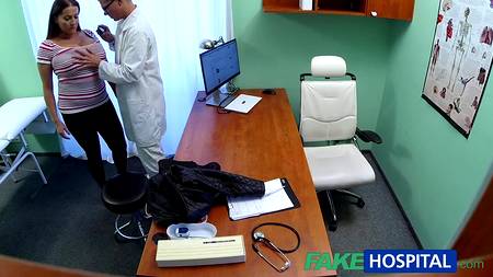 Пышногрудая брюнетка отдалась в кабинете молодого врача