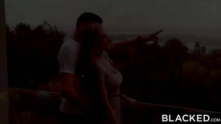 Две белые сучки вскочили на член негритоса