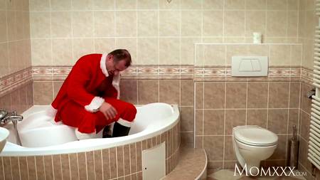 Дед Мороз наслаждается шикарным телом Снегурочки