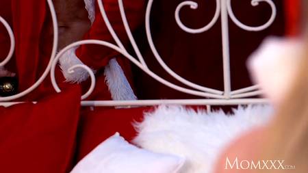 Дед Мороз наслаждается шикарным телом Снегурочки