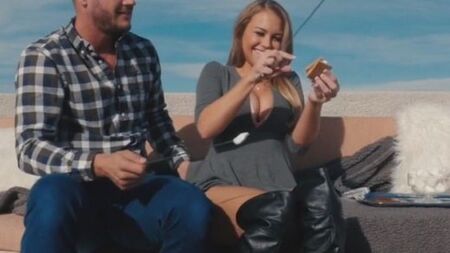 Жаркий секс с очаровательной девушкой