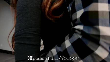 Жаркий секс с очаровательной девушкой