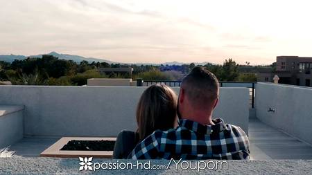 Жаркий секс с очаровательной девушкой