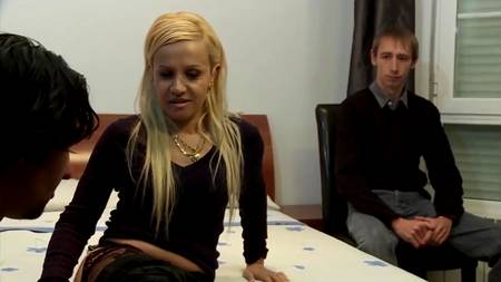 Порно агент оприходовал на кастинге сучку на глазах ее хахаля