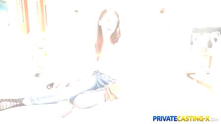 Агент ебет на кастинге брюнетку