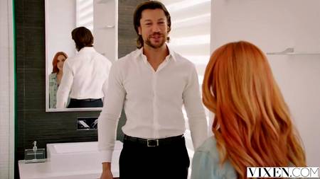 Балует увеличенным стояком рыжеволосую бестию