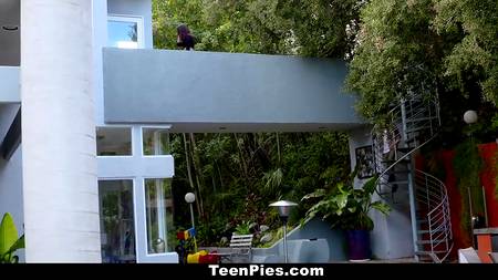 Брюнетка отблагодарила спасителя влажной промежностью