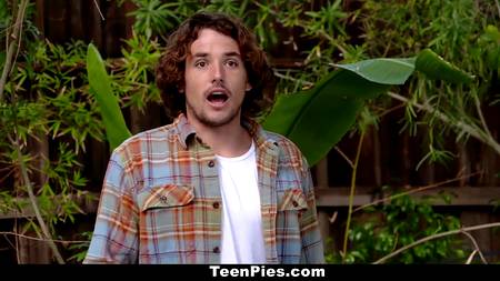 Брюнетка отблагодарила спасителя влажной промежностью