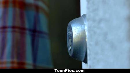 Брюнетка отблагодарила спасителя влажной промежностью