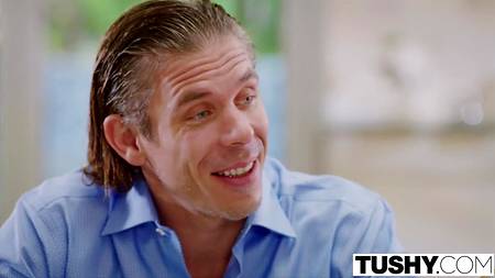 Мужчина трахает во все дыры двух страстных сучек