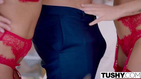 Мужчина трахает во все дыры двух страстных сучек