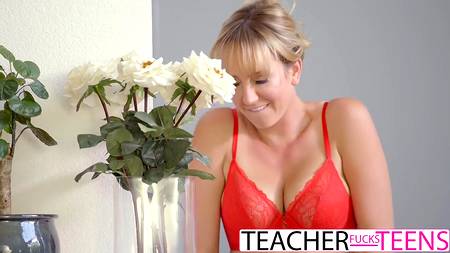 Зрелая блонда присоединилась к сексу молодой пары