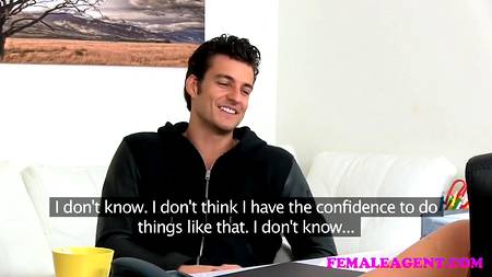 Мускулистый самец удовлетворяет на кастинге хорошенькую агентшу