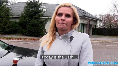 Порно агент проводит кастинг блондинки у себя а машине