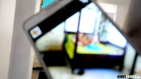 Парень при помощи шантажа добился жаркого секса с брюнеткой