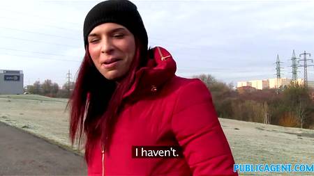 Рыжеволосая девка ебеться за деньги в автомобиле ухажера