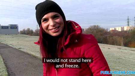 Рыжеволосая девка ебеться за деньги в автомобиле ухажера