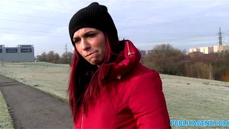 Рыжеволосая девка ебеться за деньги в автомобиле ухажера